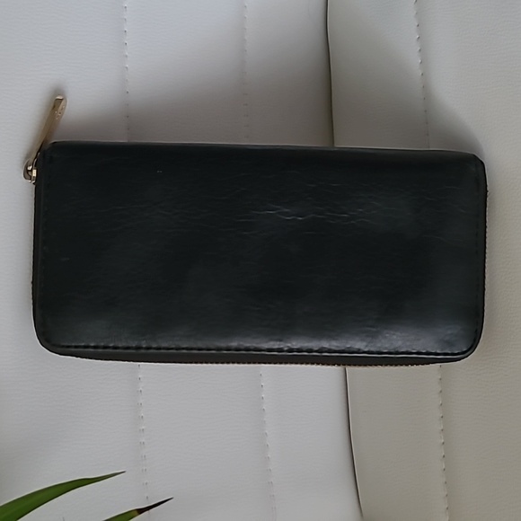 Michael Kors Leather Wallet ❤️ - Picture 2 of 8